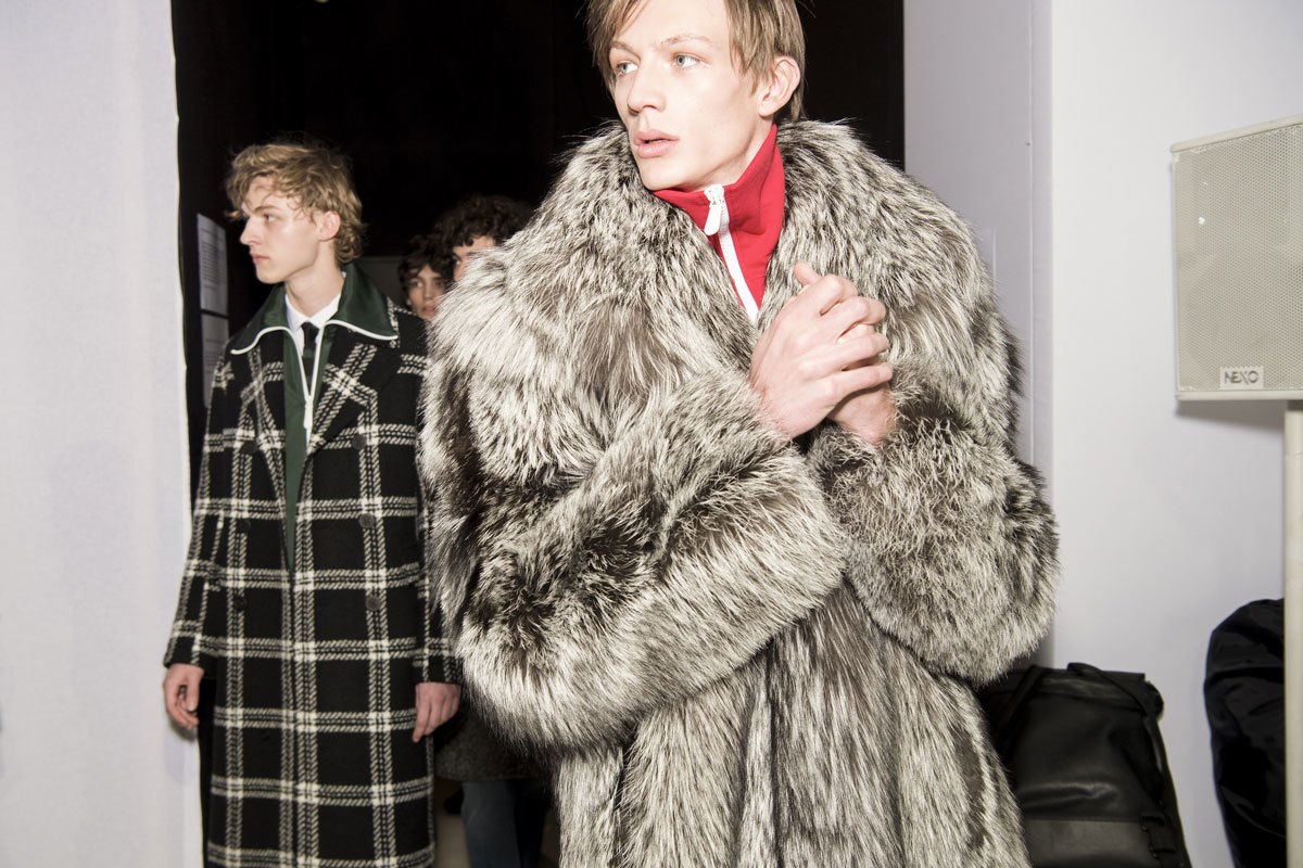 burberry fall/winter 16: a tribute to bowie and a trip to the archive - i-D