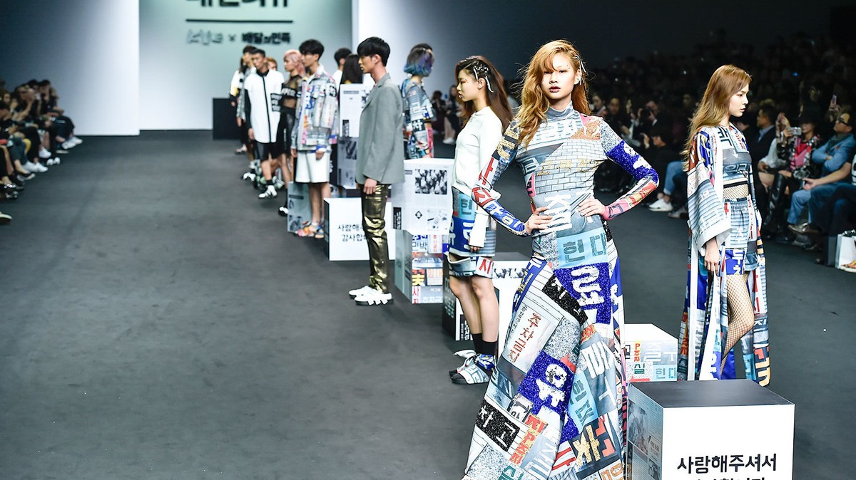 Модели сеул. Показ мод Корея. Корейская мода показ мод. Тондэмун Корея мода. Seoul Fashion week Official site.