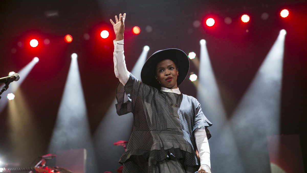 lauryn hill defends being two hours late to her concert, after fans