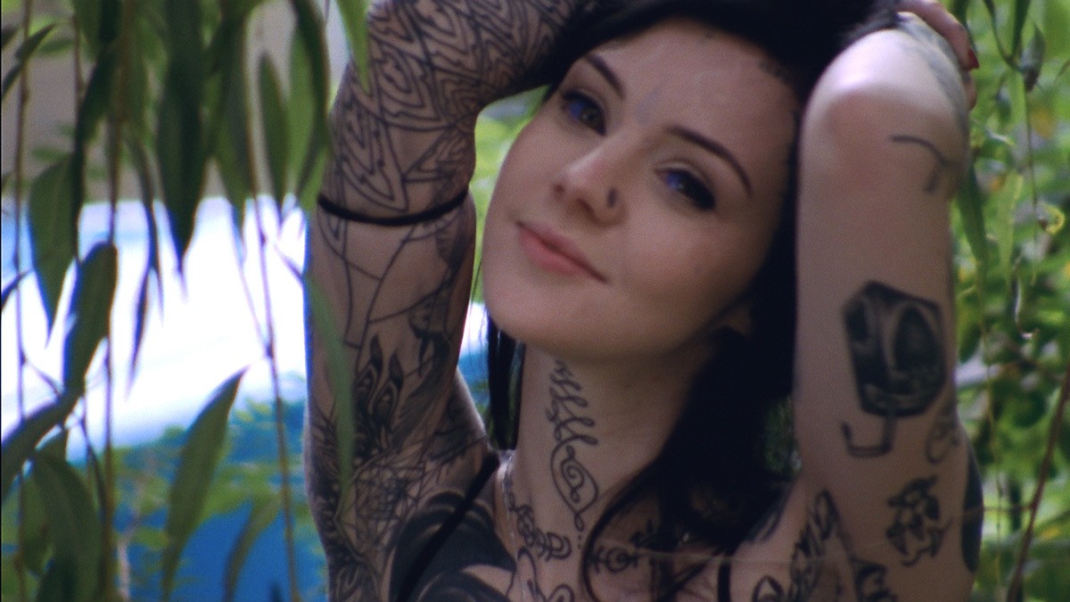 [Image: grace-neutral-the-tattoo-covered-alien-p...2766xw,0xh]